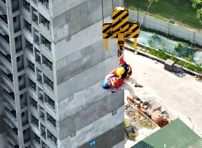 皇冠信用網APP下载_40℃高温皇冠信用網APP下载！合肥一塔吊操作员因身体不适被困 消防百米高空救援